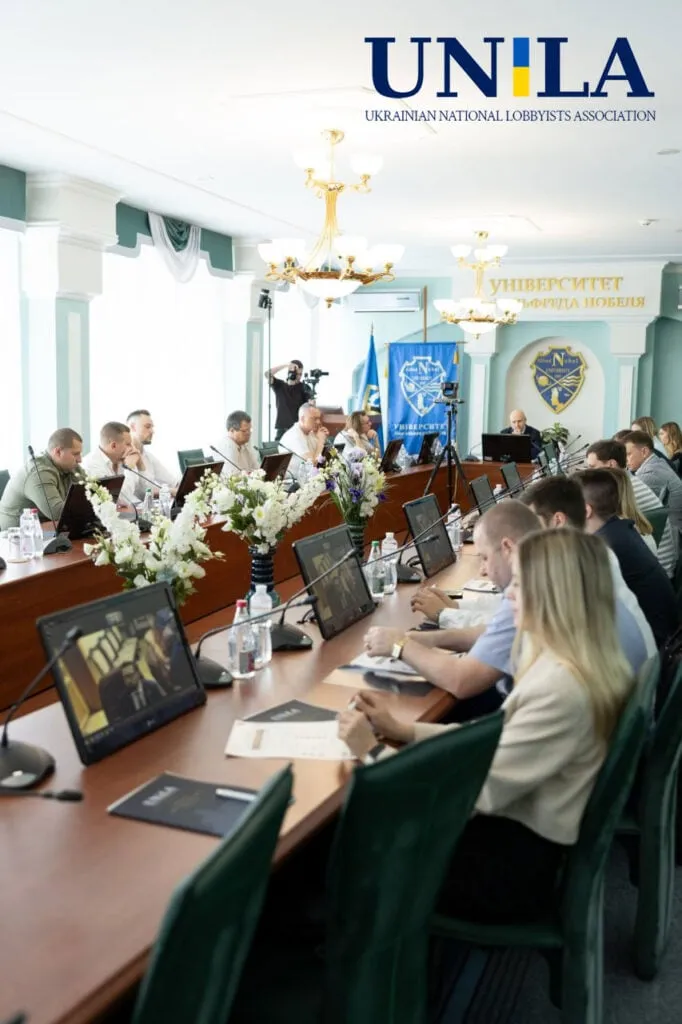 Робоча зустріч учасників заходу у конференц-залі